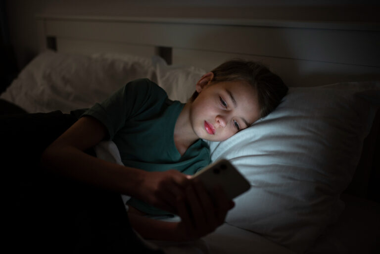 5 razones por las que tu hijo no debe dormir con sus celulares