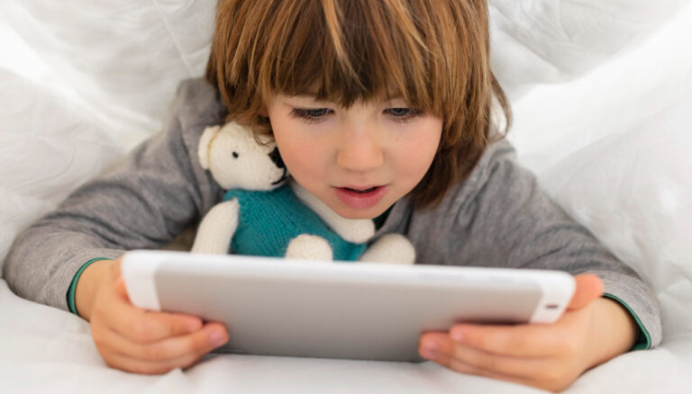 ¡Dale la tablet para que esté tranquilo!