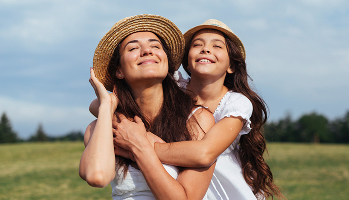 ¿Cómo enseñar a tu hija a ser una mujer completa? 
5 cosas importantes