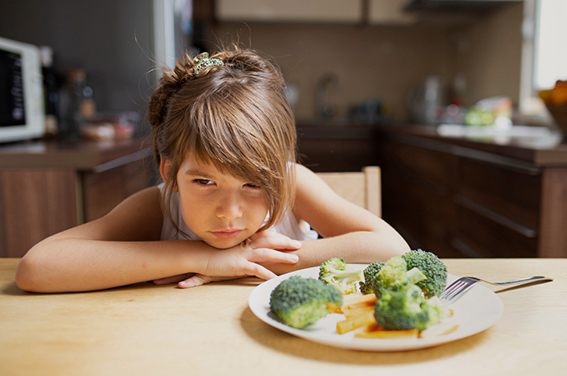 5 palabras para darle fin a las batallas con tus hijos a la hora de comer