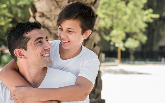 Tu hijo adolescente necesita tus abrazos
