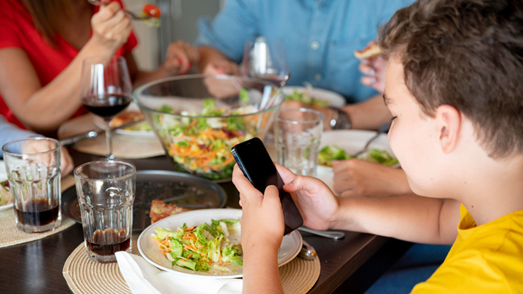 El celular: Un tenedor más en la mesa