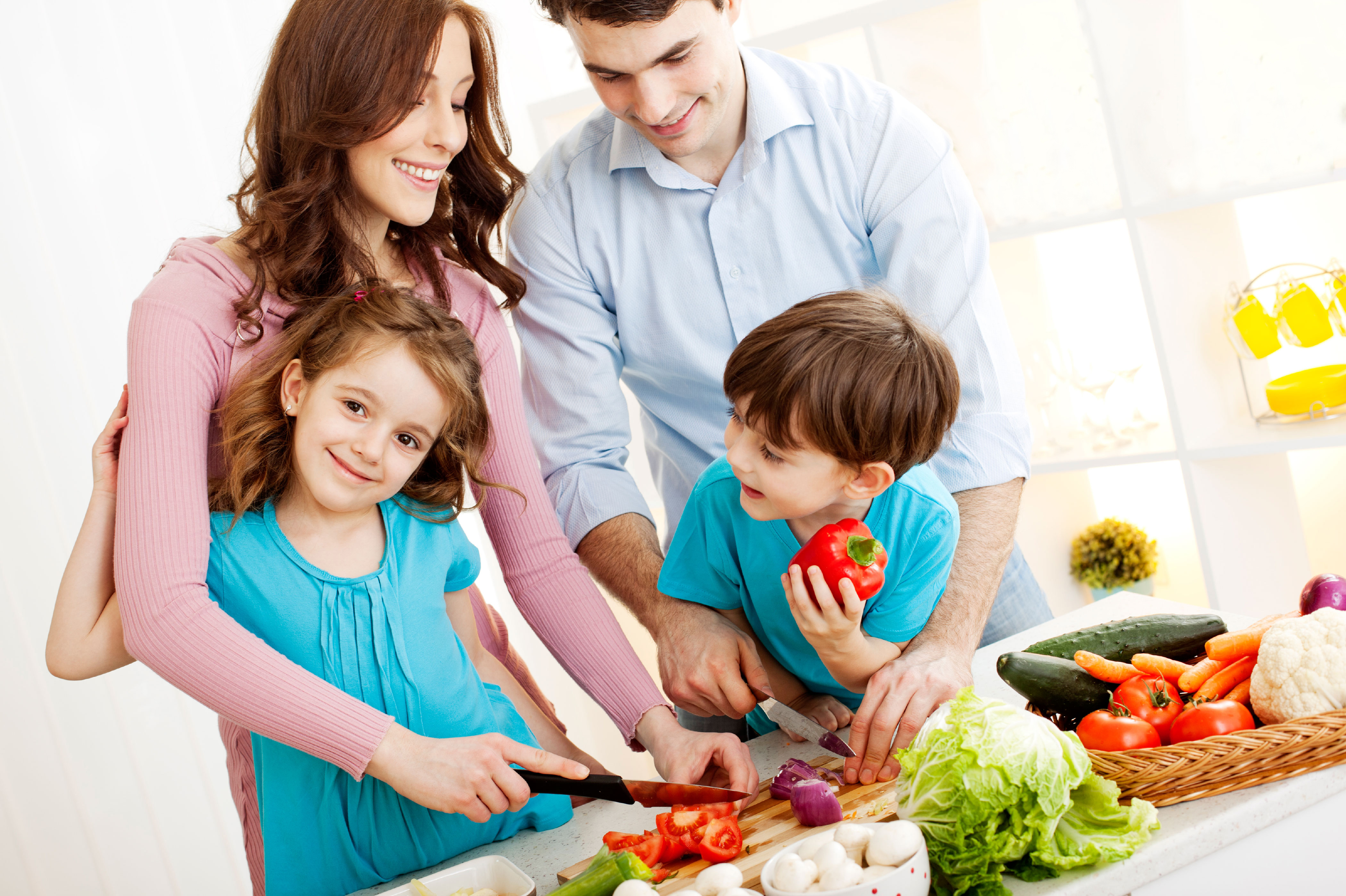 Потребность заботиться. Здоровое питание в семье. Здоровые дети и родители. Здоровые дети счастливая семья. Семейный образ жизни.
