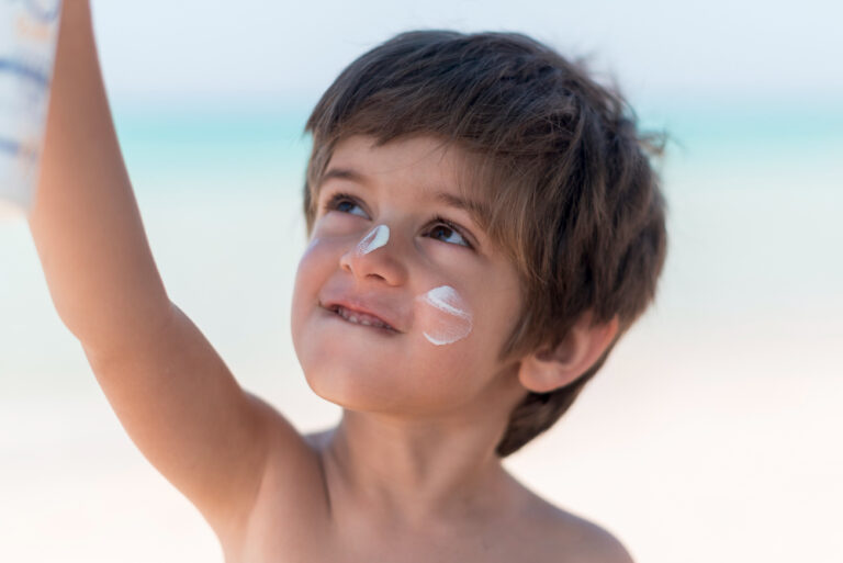 ¿Cómo proteger a los niños del sol?