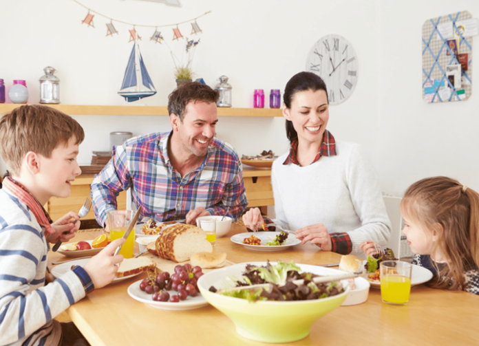 Beneficios De Comer En Familia - Revista Vive