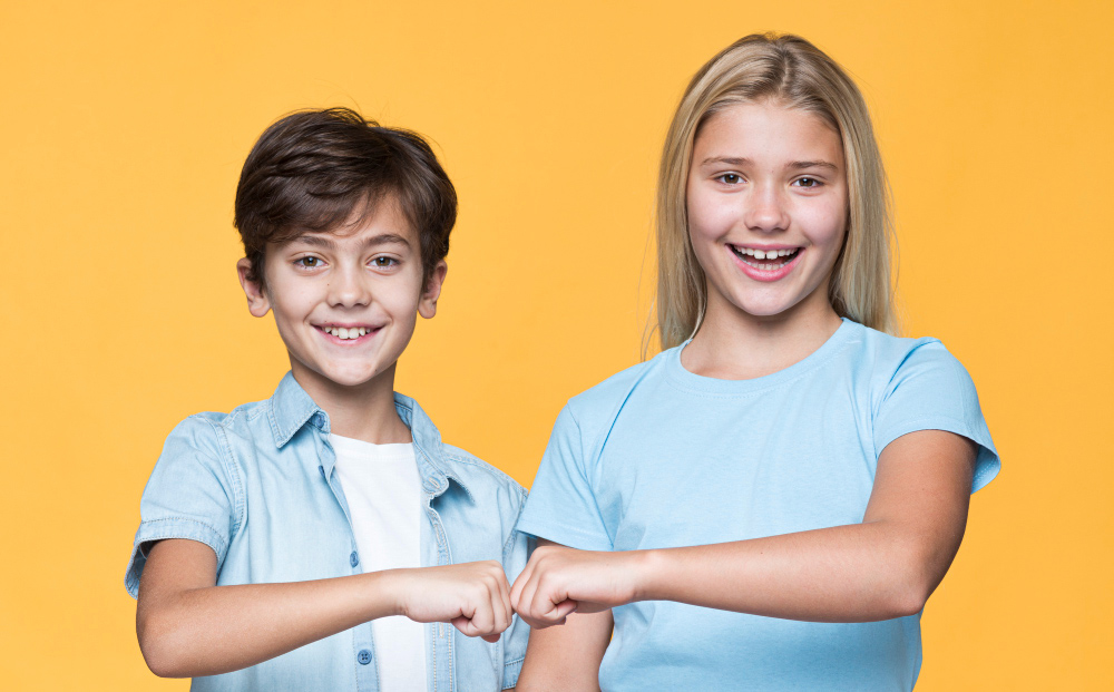 Cómo ayudar a que los hermanos pequeños se lleven bien