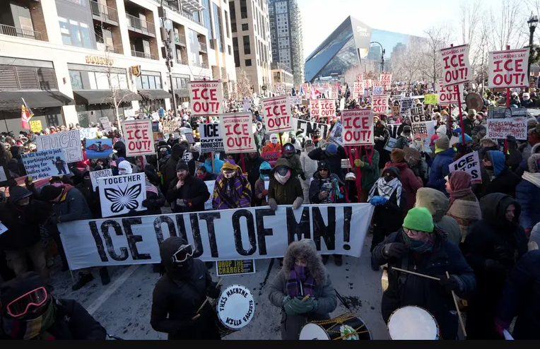 Por qué algunas personas protegen y otras denuncian: una mirada psicológica a los sucesos de Minneapolis