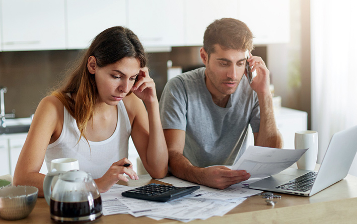 Hombres y mujeres no saben lo mismo sobre finanzas, ¿por qué?