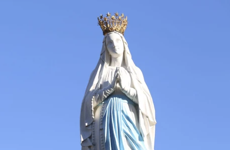 Lourdes celebra 150 años de la coronación de la Virgen con claveles que evocan sus rosas doradas