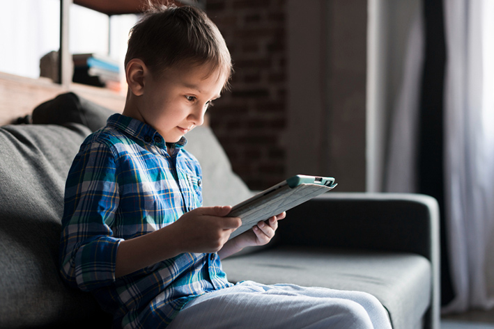 Pantallas, prisas y actividades: qué ocio necesita realmente un niño menor de tres años