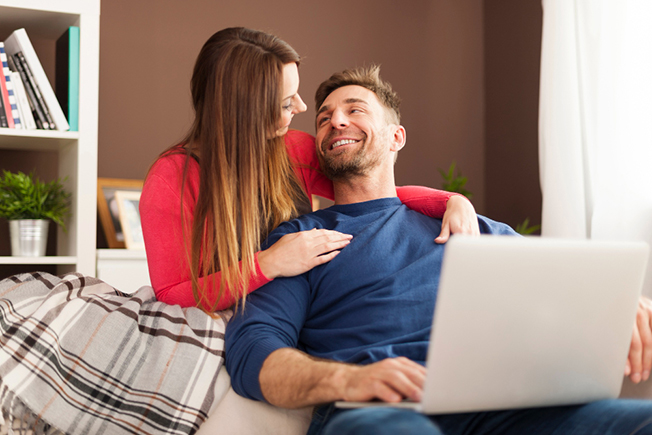 El secreto de los matrimonios más felices no es la pasión, según un profesor de Harvard