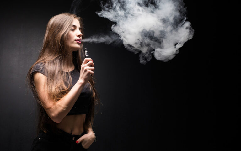 Cigarrillos electrónicos no ayudan a dejar de fumar, afirma estudio
