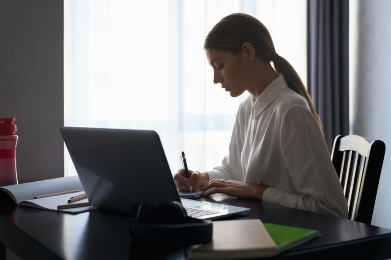 Cómo usar la IA para escribir mejor sin volvernos dependientes