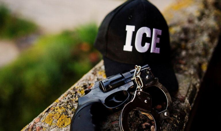 Muertes de migrantes bajo custodia de ICE generan reclamos de la Iglesia Católica