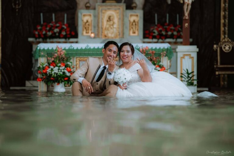 Amor a prueba de monzón: la pareja viral que se ha casado bajo las aguas en Filipinas
