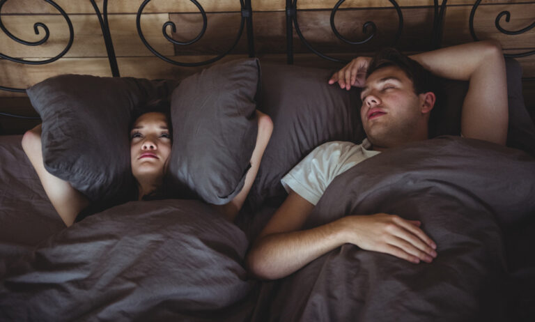 Ronquidos y más, ¿cómo dormir mejor en pareja?