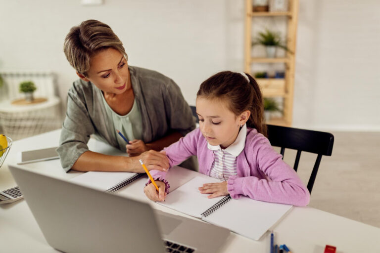 ¿Cómo ayudar a los hijos con las tareas sin perder la paciencia?