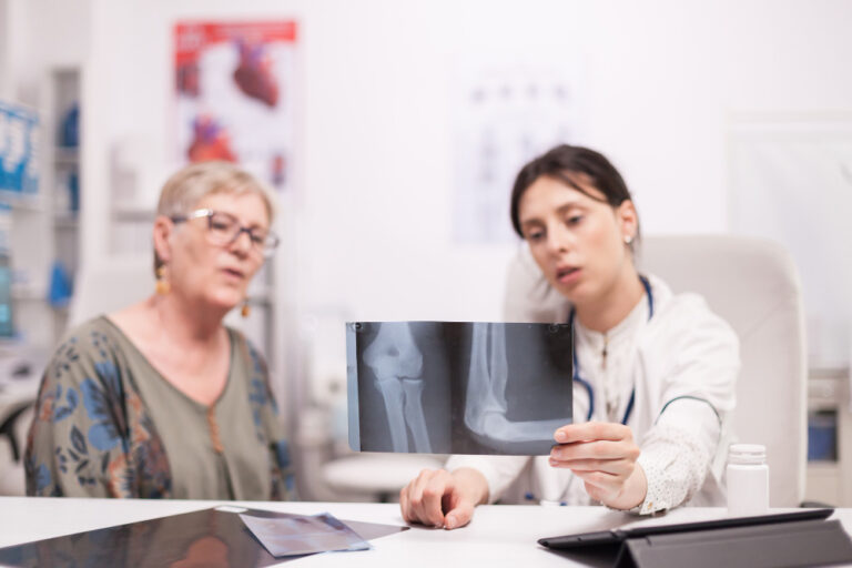 Consejos para frenar la osteoporosis y conseguir huesos más fuertes