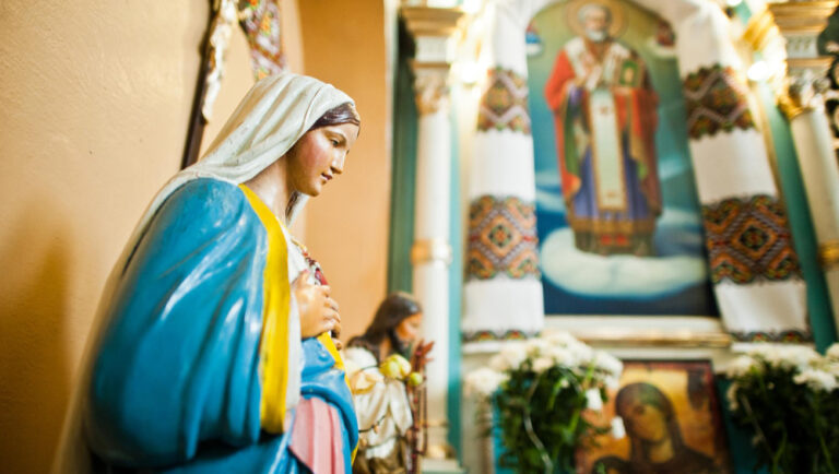 Dios sí mandó hacer imágenes y lo encontramos en la Biblia