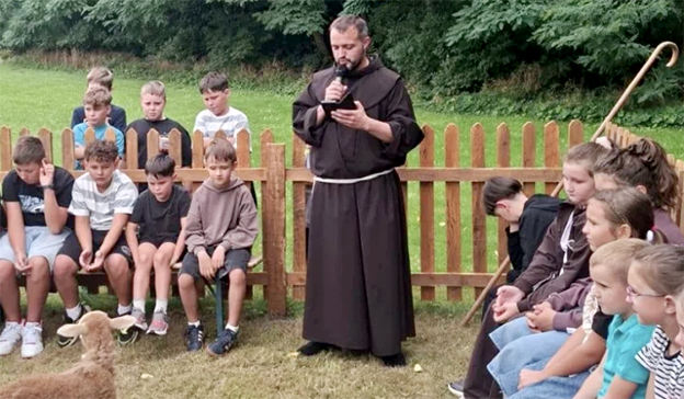 Fraile revoluciona la catequesis infantil con ovejas, barcos, pizzas y búsquedas del tesoro